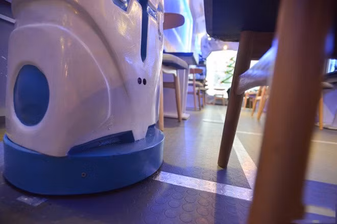 Ce robot est muni de capteurs, quand il rencontre un obstacle, il s’arrête en disant « faites-moi une place, SVP ». Il est à noter que le coût pour la fabrication de ce robot s’élève à plus de 200 millions de dôngs. Actuellement, ce café n’est équipé que d’un seul robot, ses jeunes patrons espèrent fabriquer de nouveaux robots l’année prochaine, avec encore plus de fonctions.