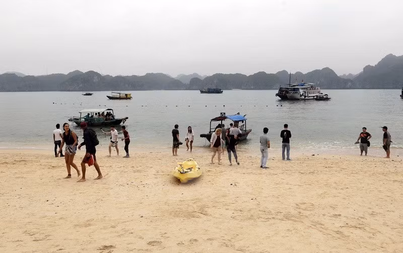 Des touristes sur l’île Khi (Singes).