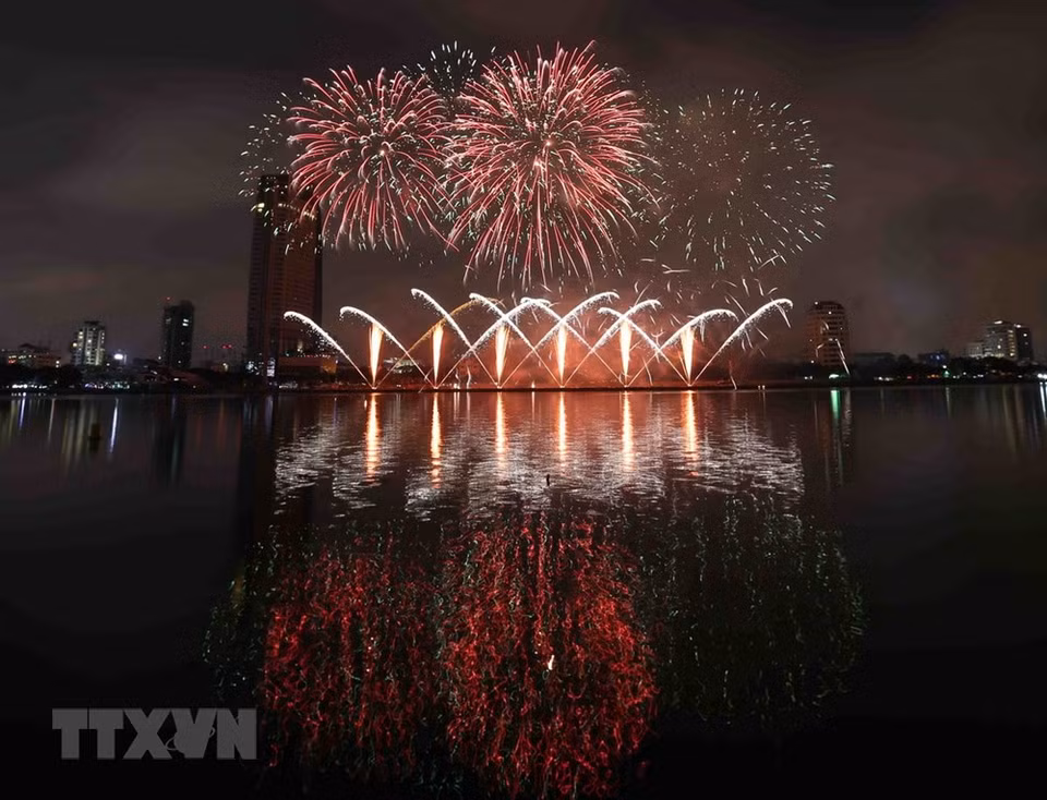 Présentation des feux d'artifice de l'équipe de Pologne. Photo: VNA