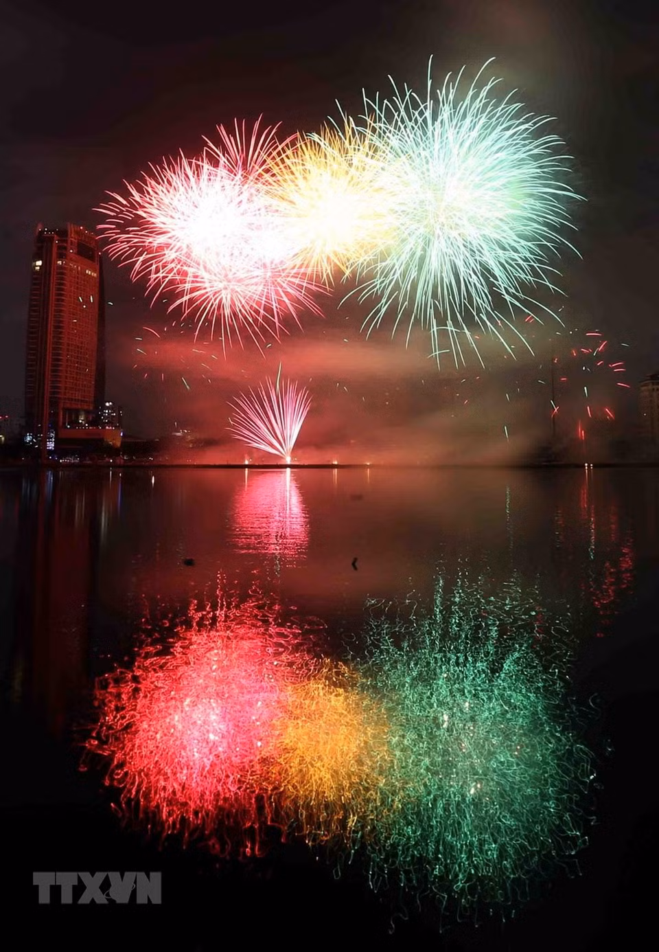 Présentation des feux d'artifice de l'équipe de Pologne. Photo: VNA