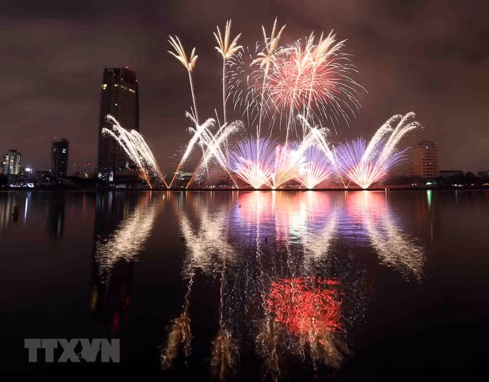 Présentation des feux d'artifice de l'équipe de Pologne. Photo: VNA