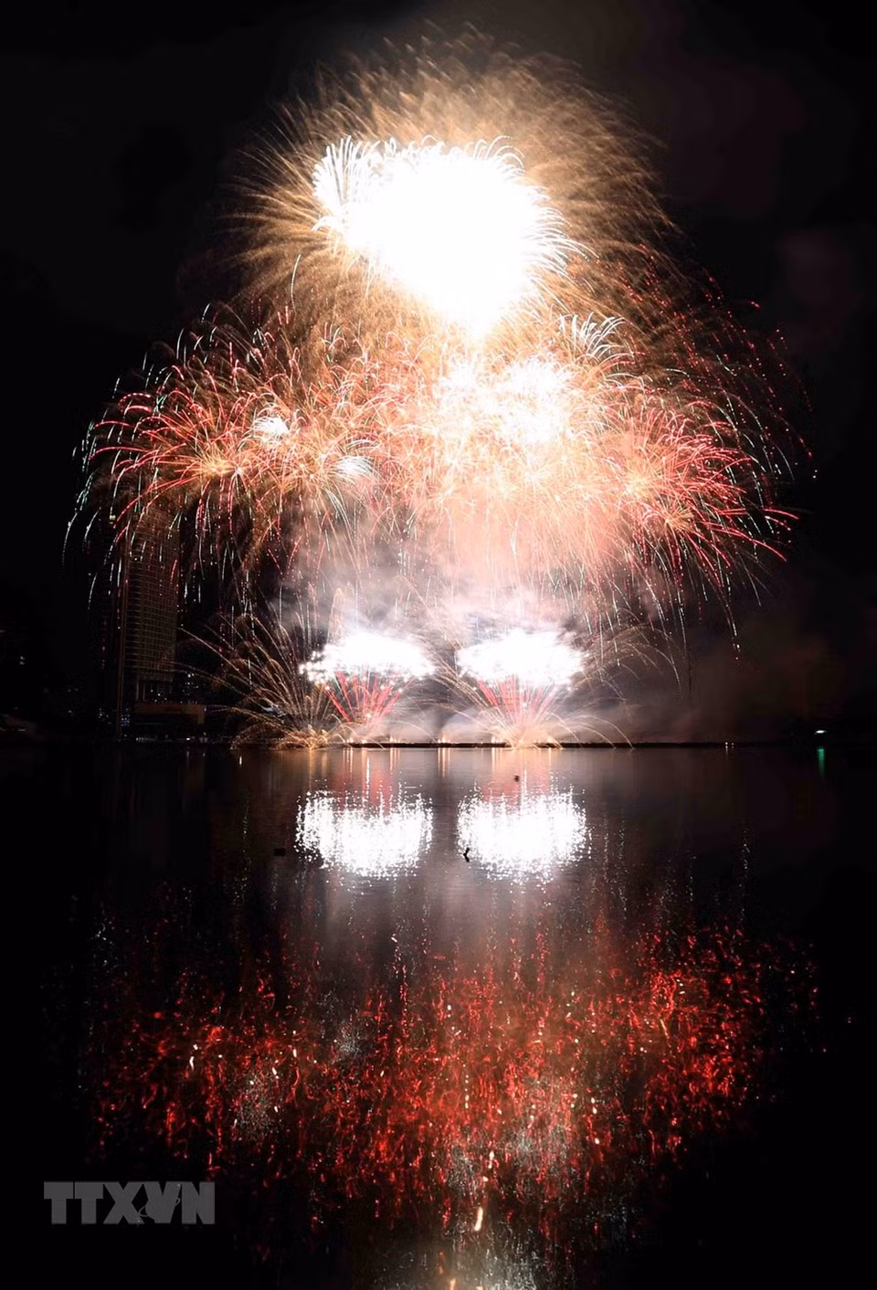 Présentation des feux d'artifice de l'équipe de Pologne. Photo: VNA