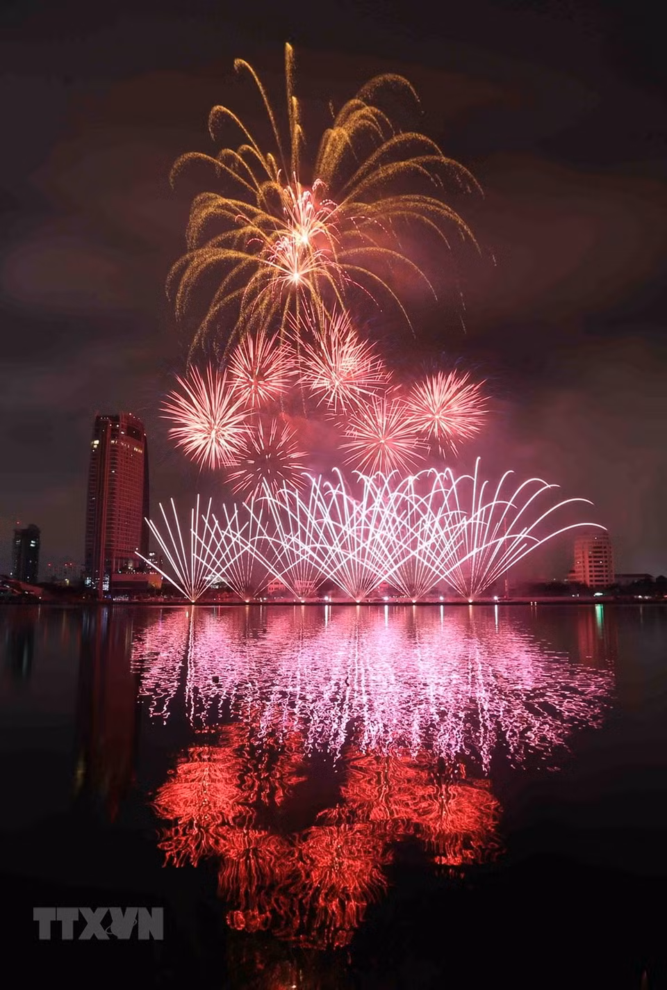 Présentation des feux d'artifice de l'équipe de Pologne. Photo: VNA