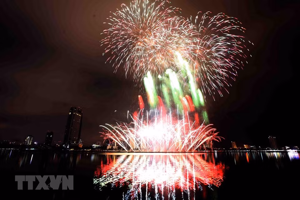 Présentation des feux d'artifice de l'équipe de Da Nang du pays hôte Vietnam. Photo: VNA