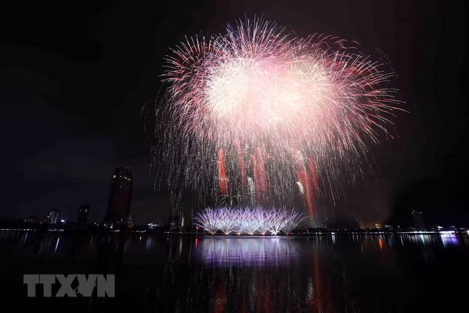 Présentation des feux d'artifice de l'équipe de Da Nang du pays hôte Vietnam. Photo: VNA 