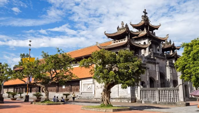Au cours de plusieurs siècles d'existence, la cathédrale de Phat Diêm a conservé sa propre architecture unique, qui est rare, devenant une destination privilégiées pour les touristes. Photo: vietnamtravel.deals