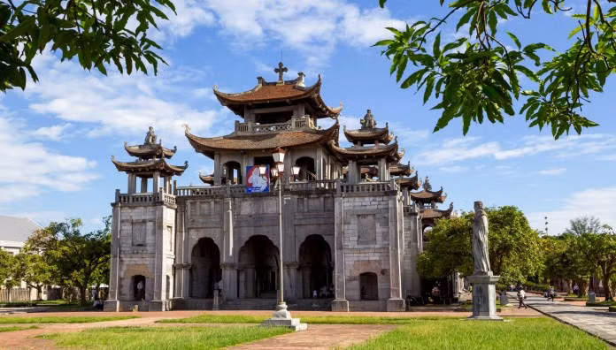 Actuellement, la province de Ninh Binh et des chercheurs japonais complètent des dossiers afin de les soumettre à l'UNESCO en vue de la reconnaissance de la cathédrale de Phat Diêm en tant que patrimoine culturel mondial. Photo: vietnamtravel.deals