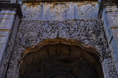  Le matériau le plus utilisé pour la construction de la cathédrale est la pierre. La ​cathédrale de Phat Diem est un ouvrage qui a réunit toutes les élites de la sculpture sur pierre. Photo:VNA