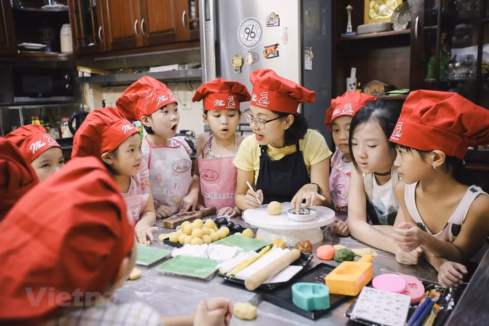 A chaque Fête de la Mi-automne, les enfants sont très enthousiastes de déguster des gâteaux de lune et participer aux processions de lanternes.