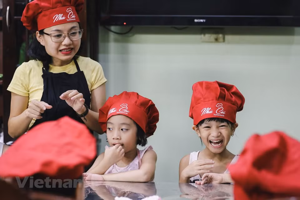 Un cours de fabrication de gâteaux de lune de Mme La Thu Giang, propriétaire de la boulangerie « Nha coi » à Hanoi.