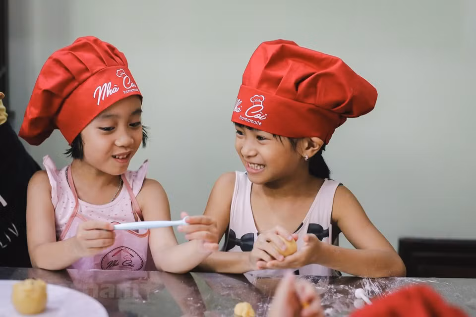 Des enfants de 5 à 12 ans au cours de fabrication de gâteaux de lune de Mme La Thu Giang.