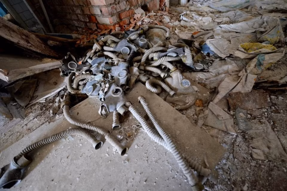 Des masques à gaz abandonnés dans une école du secteur contaminé. Crédit photo: AFP 