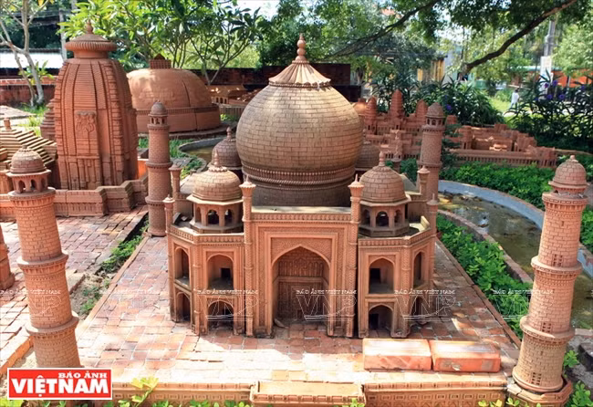 Le mausolée Taj Mahal (Inde). 