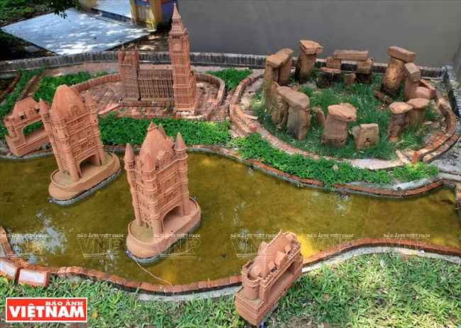 Maquette de l’ensemble de Big Ben, du Tower Bridge, et de Stonehenge (Royaume-Uni)