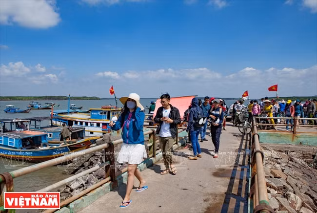 Les week-ends, la commune accueille de nombreux touristes, ravis de déguster des fruits de mer à un prix raisonnable. On leur propose aussi des tournées de pêche en mer, une excursion pour prendre des photos ou découvrir la vie quotidienne des pêcheurs./.