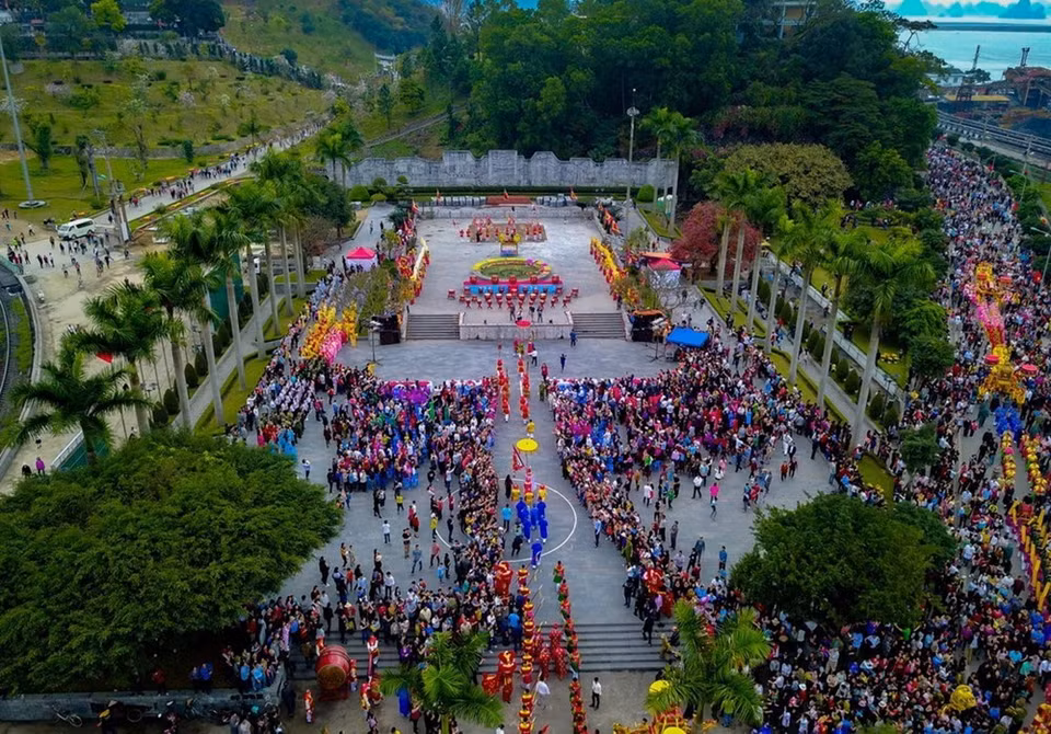 Le site comprend trois parties : le temple inférieur (Dên Ha), le temple du milieu (Dên Trung) et le temple supérieur (Dên Thuong) qui donnent sur la magnifique baie de Bai Tu Long. Il abrite 34 statues représentant les vassaux de Trân Quôc Tang.