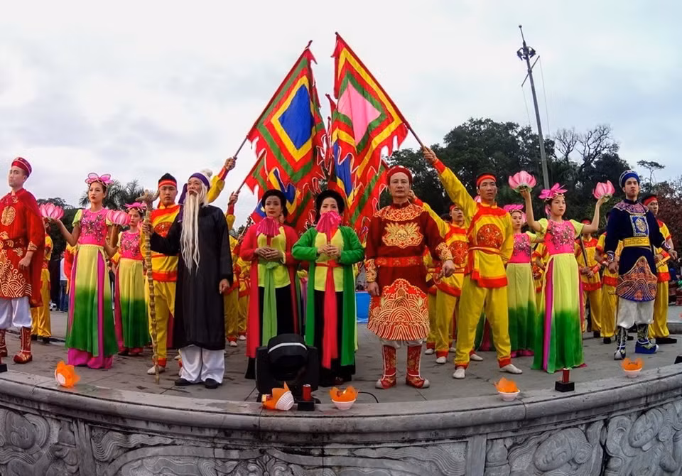 Après les rites de la fête du temple de Cua Ông et la cérémonie de reconnaissance de cette fête en tant que vestige historique national spécial, un programme artistique a eu lieu avec la participation de plus de 500 artistes.
