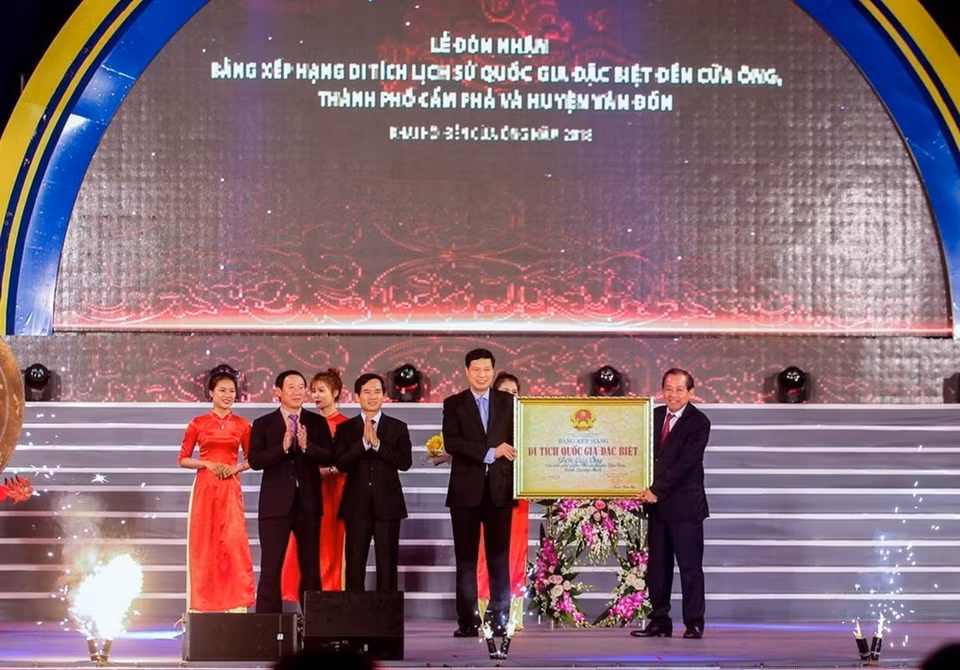 Truong Hoa Binh remet le certificat reconnaissant la fête du temple de Cua Ông comme vestige historique national spécial.