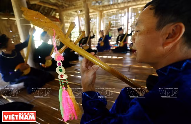 Les ethnies minoritaires Tày, Nùng et Thai ont créé un espace culturel Then - Dàn tinh varié et diversifié, qui a une signification culturelle similaire à l'espace culturel des gongs et des épopées du Tây Nguyên (Hauts Plateaux du Centre), du Quan ho ou du chant de la cour de Huê.