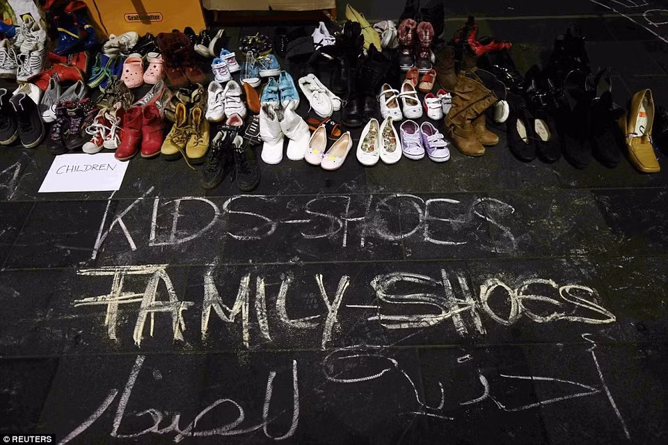 Des chaussures pour les enfants réfugiés. 
