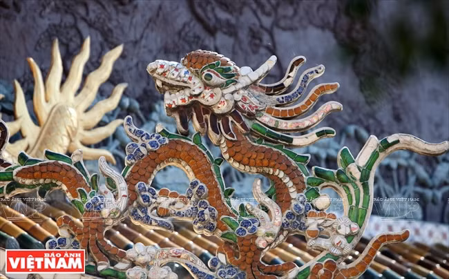 Toiture ornée de motifs de dragon incrustés de faïence.