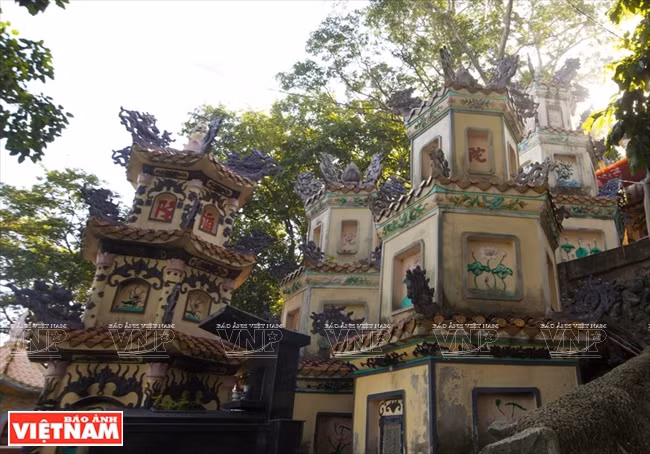 Stupas où sont conservées les restes des bonzes supérieurs de la pagode. 