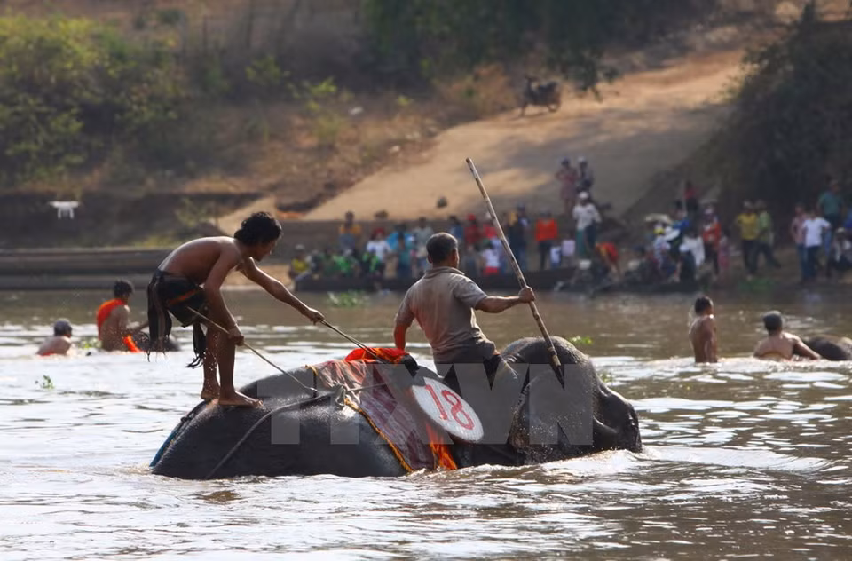 Traversée de la rivière Sêrêpôk.