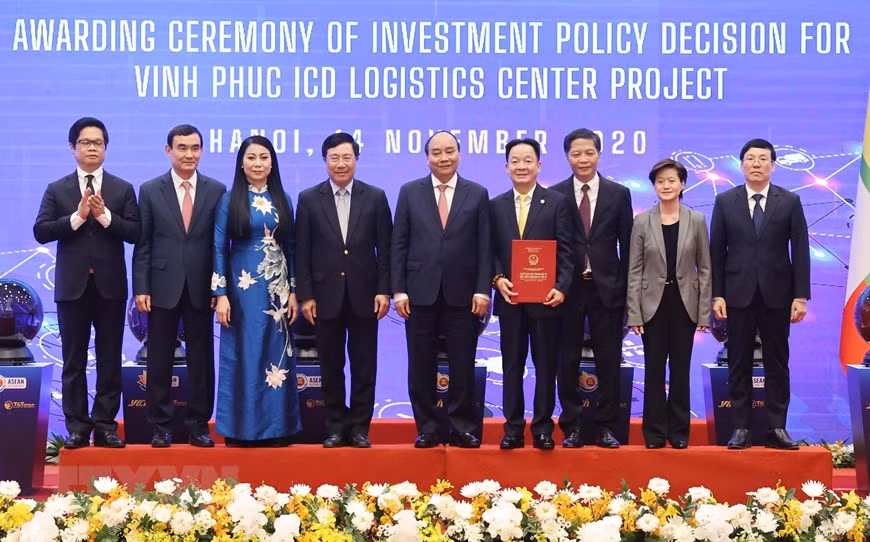 La cérémonie de remise de la décision sur l'investissement dans le projet de centre de logistiquee Vinh Phuc ICD (SuperPort) entre Mme Hoang Thi Thuy Lan, secrétaire du Comité du Parti de Vinh Phuc à Do Quang Hien, président du Conseil d'administration, directeur général de T&amp;T.