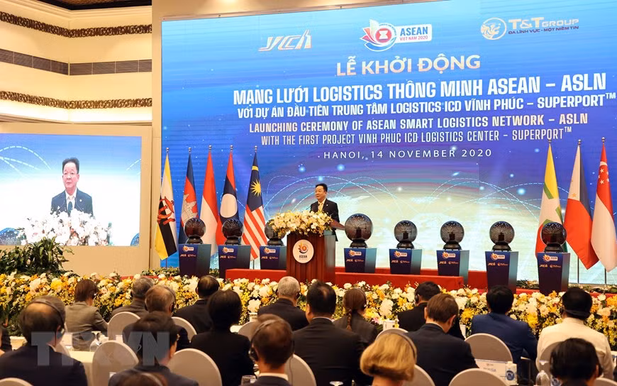 Do Quang Hien, président du Conseil d'administration, directeur général de T&amp;T, prend la parole lors du lancement du réseau logistique intelligent de l’ASEAN. 