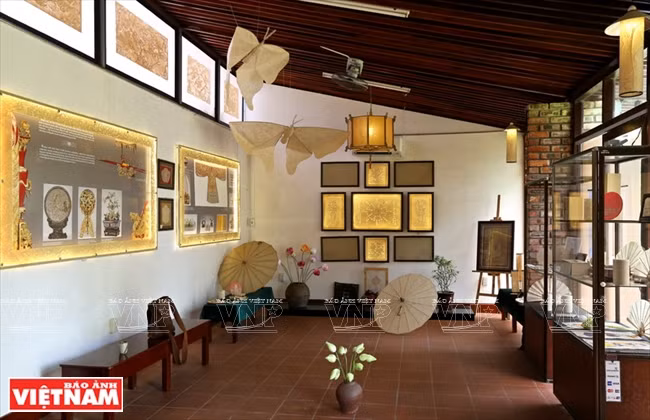 Un espace d’articles en papier « truc chi »​ du peintre Phan Hai Bang. 