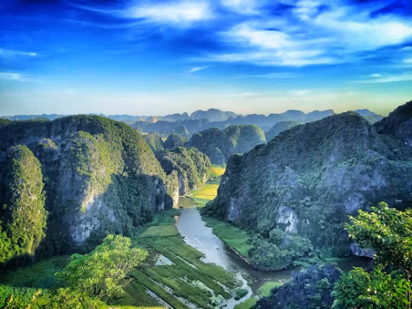 La grotte Mua se trouve au pied de la montagne Mua dans la province de Ninh Binh. Après avoir grimpé les 500 marches en zigzag conduisant au sommet, vous pourrez contempler un magnifique paysage.