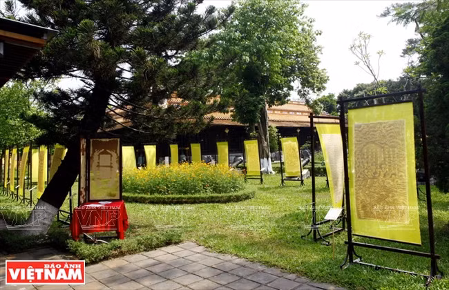 Des articles dérivés de l’art « truc chi »​, créés par le peintre Phan Hai Bang, sont exposés au musée des antiquités royales de Hue. 