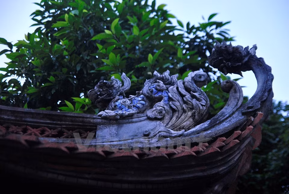 Il est dédié au prince Linh Lang qui était le génie-gardien de l'Ouest de Thang Long. 