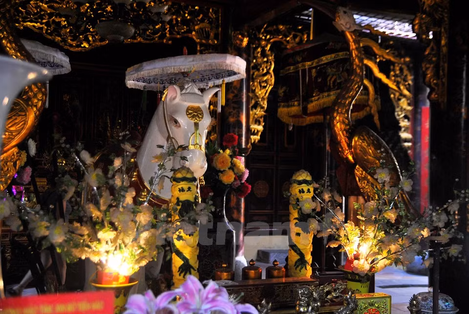 Le temple est dédié au culte du génie Long Do, le gardien de l'Est qui fut nommé génie tutélaire de Thang Long. 