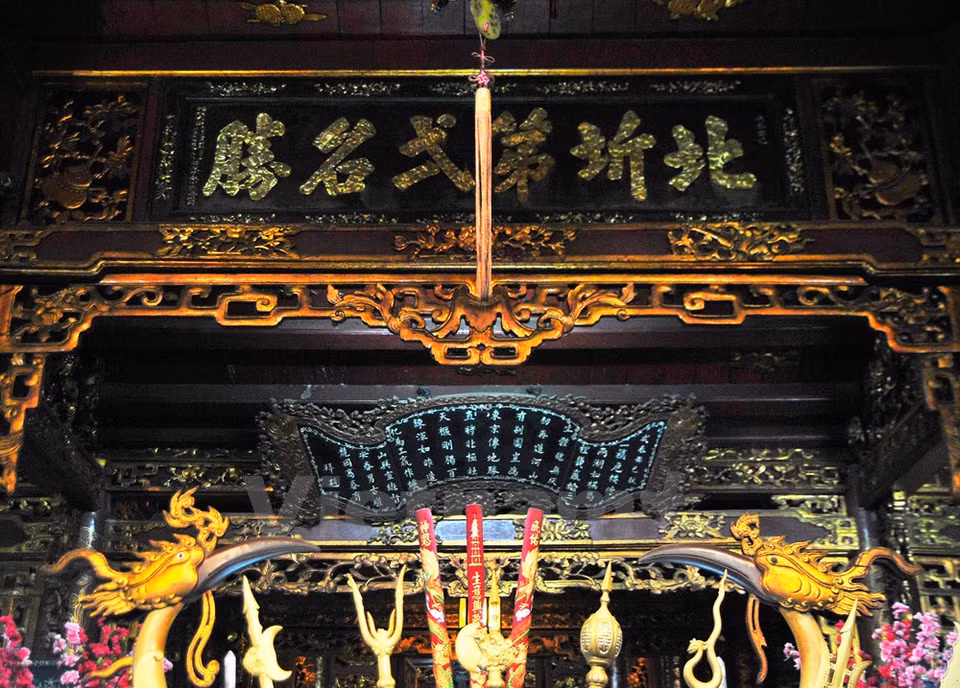 Le texte loue la beauté du temple de Quan Thanh et le qualifie du plus beau site du Nord. 