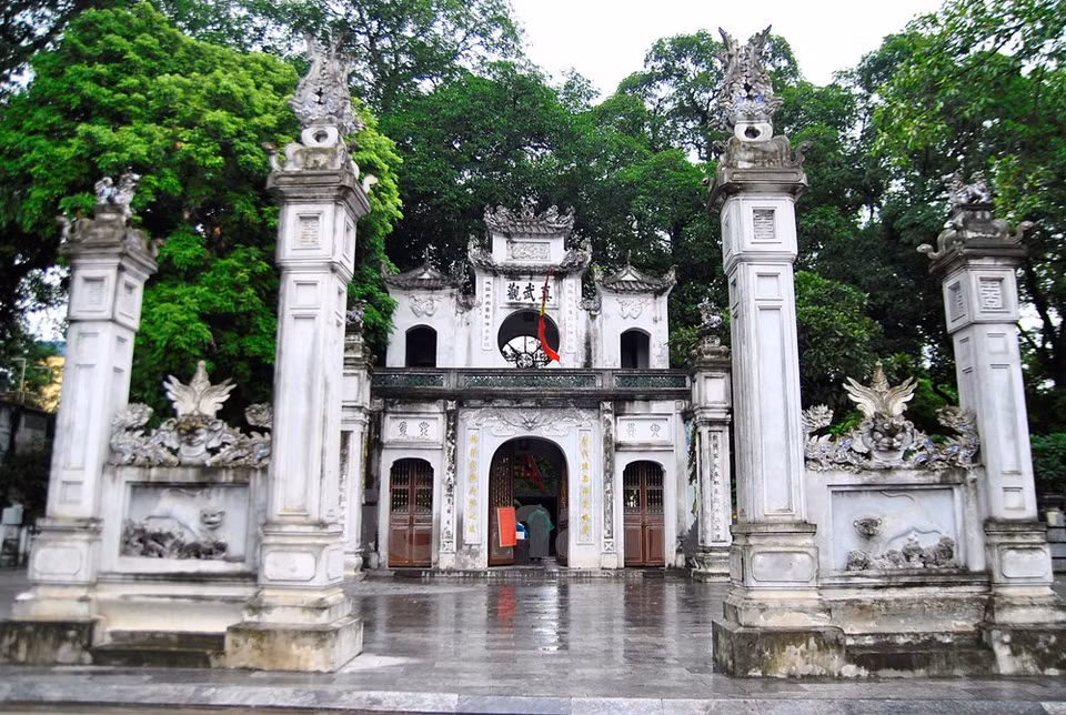Au Nord : le temple de Quan Thanh. Il rend hommage au génie Huyen Thien Tran Vu, gardien du Nord. 