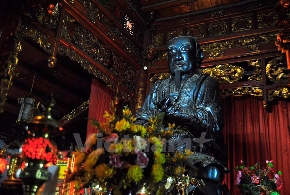 La statue fait environ 3,96 mètres de hauteur. 