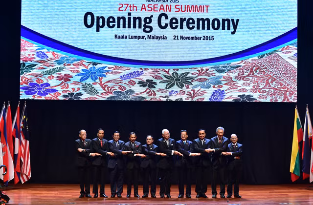 Le PM Nguyen Tan Dung (4e à droite) à la cérémonie d'ouverture du 27e Sommet de l'ASEAN, tenue le 21 novembre à Kuala Lumpur​. 