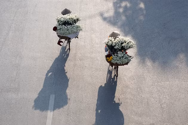 Les marchands acheminent lentement sur leurs vélos ces fleurs ​vers tou​tes les rues de la capitale. Un régal pour les yeux. 