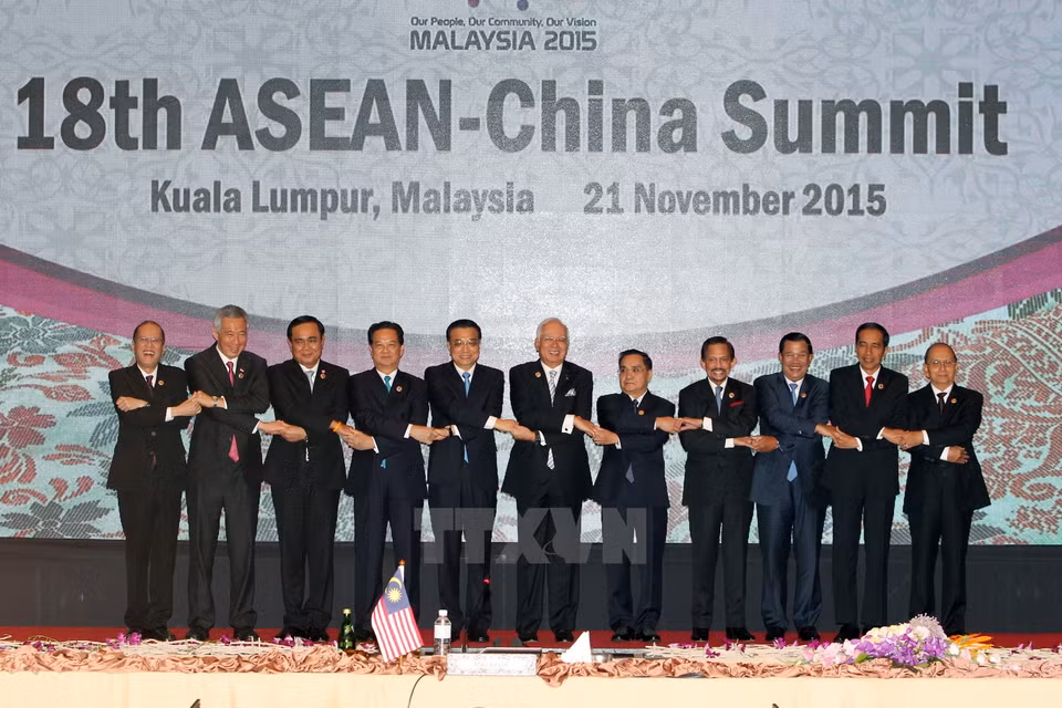 ...au 18e Sommet ASEAN-Chine (quatrième à gauche), 