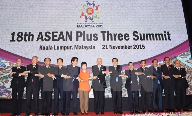 ...au 18e Sommet de l'ASEAN+3 (quatrième à gauche), 