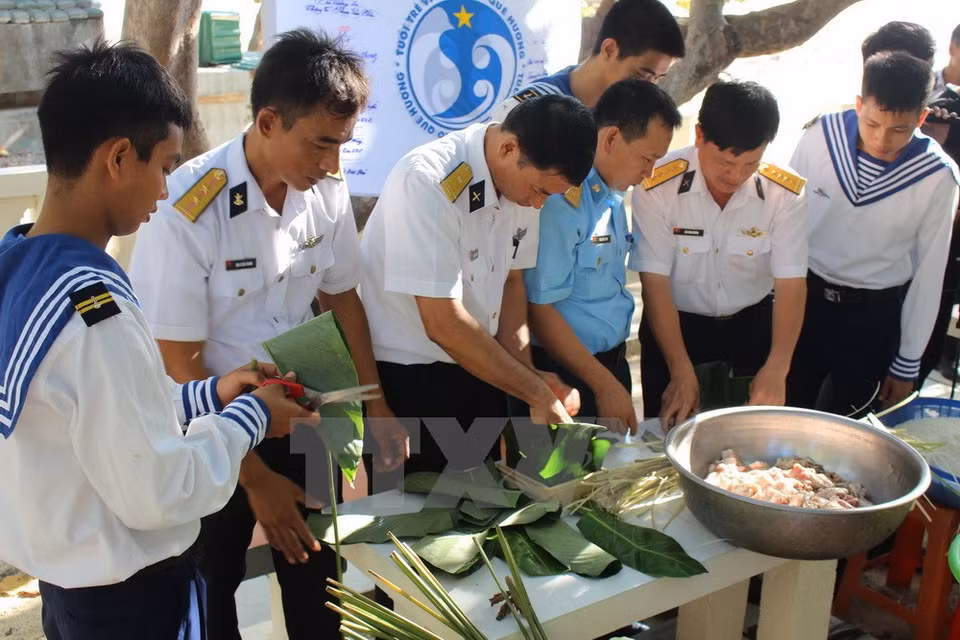 Des soldats en poste sur le récif de Da Lat font des banh chung. 