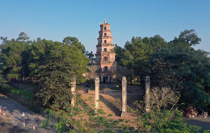 Son nom provient d’une légende séculaire. On raconte que dans les temps anciens, des paysans virent apparaître sur la colline une vieille femme qui déclara qu’un seigneur construirait ici, une pagode, haut lieu du bouddhisme.