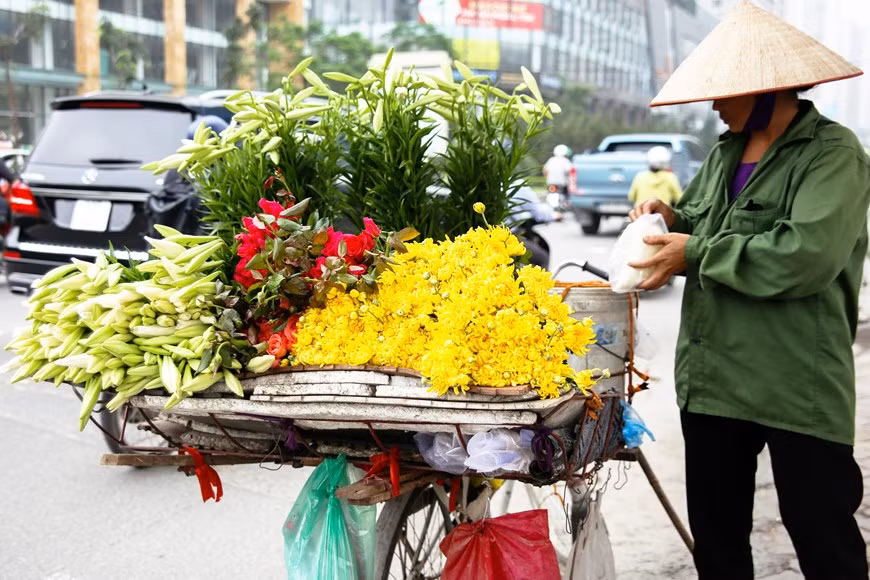 Les lys blancs sont omniprésents dans tous les coins de rues de la capitale. C’est tout simplement la fleur la plus belle du mois d’avril. Pour cette raison, les lys sont devenus un symbole du début de l'été dans la capitale. 