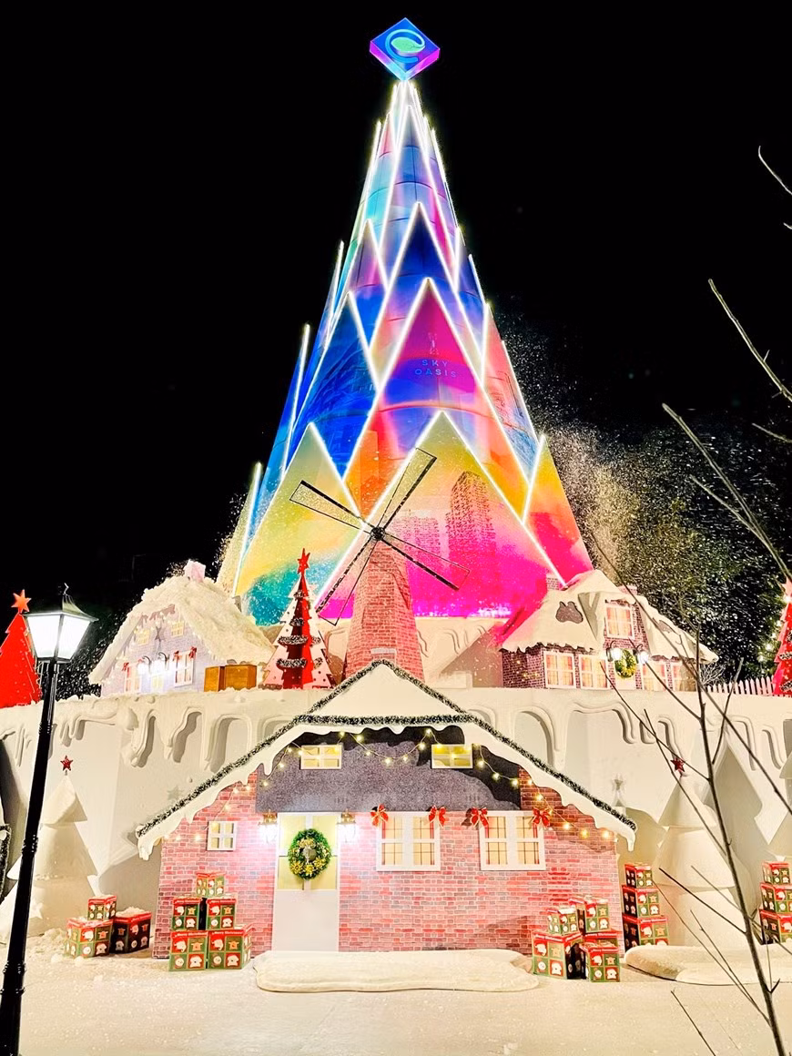 Un village de conte de fée de l'Europe du Nord rempli l'atmosphère de Noël avec la chute de neige est installé dans le parc d'été. Photo: VNA 