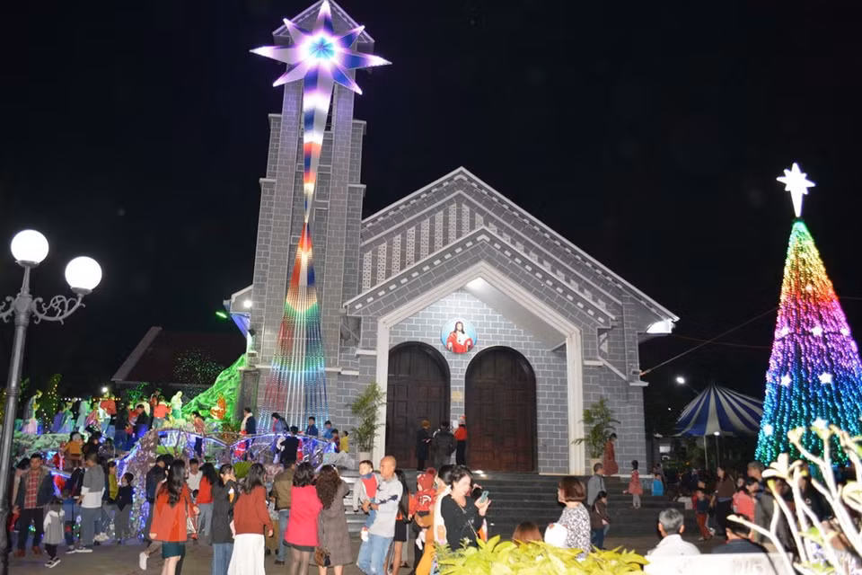 Les habitants se rendent à la cathédrale du Sacré-Cœur de Buôn Ma Thuôt, province de Dak Lak, pour célébrer Noël. 