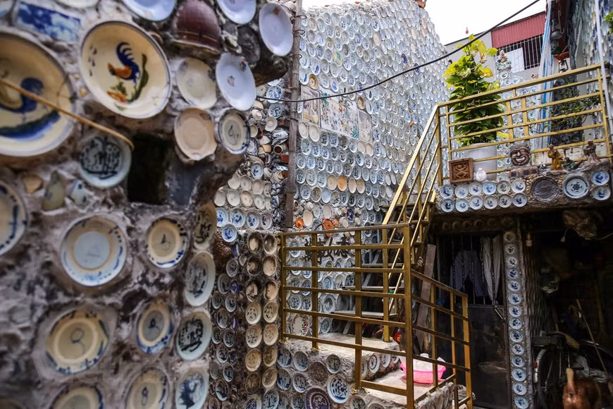 À partir de ce moment, il commence à étudier l’art de collectionner. Il ramasse, rachète mais ne revend et ne commercialise jamais. «Racheter sans les commercialiser, c’est-à-dire sans gagner d’argent pour rembourser mes dettes et améliorer la vie de ma famille», explique-t-il. Cependant son amour pour les objets anciens a grandi discrètement et le jeune homme est devenu un véritable collectionneur d'antiquités. Sur les murs de sa maison, on peut trouver un gouvernail de bateau à voile, des bouteilles, des centaines d'assiettes et de bols. Après 15 ans, son ouvrage colossal représente au total 8.000 assiettes, 90 kg de sapèques, 20 kg de pièces de monnaie, plus de 20 kg de boutons de chemises et d’innombrables brisures de céramique de toutes tailles. Photo : VietnamPlus