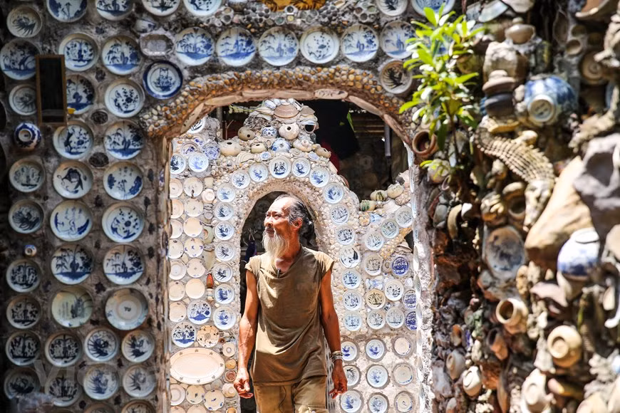 «C’est toute ma fortune, et j’en suis fier», dit Nguyen Van Truong. Le trésor de Nguyen Van Truong compte actuellement à peu près 10.000 pièces, pour la plupart des céramiques et monnaies des dynasties Ly, Trân, Lê et Nguyên (du XIe au XVIIIe siècles). Sa passion lui a pris beaucoup de temps mais surtout elle lui a coûté beaucoup d’argent. Pendant de longues années, le paysan fouille toute la région notamment les rives des fleuves pour ramasser d’anciennes porcelaines et faïences. Il a vendu aussi beaucoup de biens familiaux pour pouvoir continuer son loisir. Photo : VietnamPlus