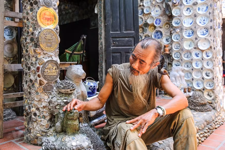 Son «trésor» gonfle au fil des années. En 1996, de peur que ses précieux objets puissent disparaître, le collectionneur a décidé de les fixer avec du ciment sur les murs de sa maison. «Certains exposent leurs objets dans des vitrines, moi sur les murs, même extérieurs», s’amuse-t-il. Il les colle aussi sur le portail, les murs entourant son domaine et les rocailles artificielles qu’il a érigées dans son jardin. «Le toqué», comme on le surnomme dans son village, se réjouit de l’idée de pouvoir transmettre à sa descendance ce patrimoine : «Je suis sûr qu’en voyant la maison revêtue de 10.000 antiquités, mes descendants seront fiers de leur ancêtre et aussi du Vietnam d’autrefois où l’on savait faire de si belles choses». Photo : VietnamPlus