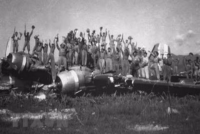 La joie de soldats vietnamiens à côté d'un avion ennemi abattu à Muong Thanh.
